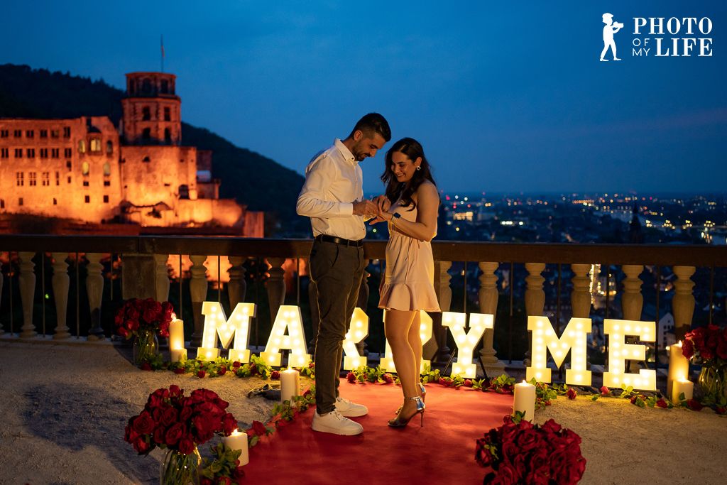 Hollywood Dream proposal at Heidelberg Castle at night – engagement ring close-up