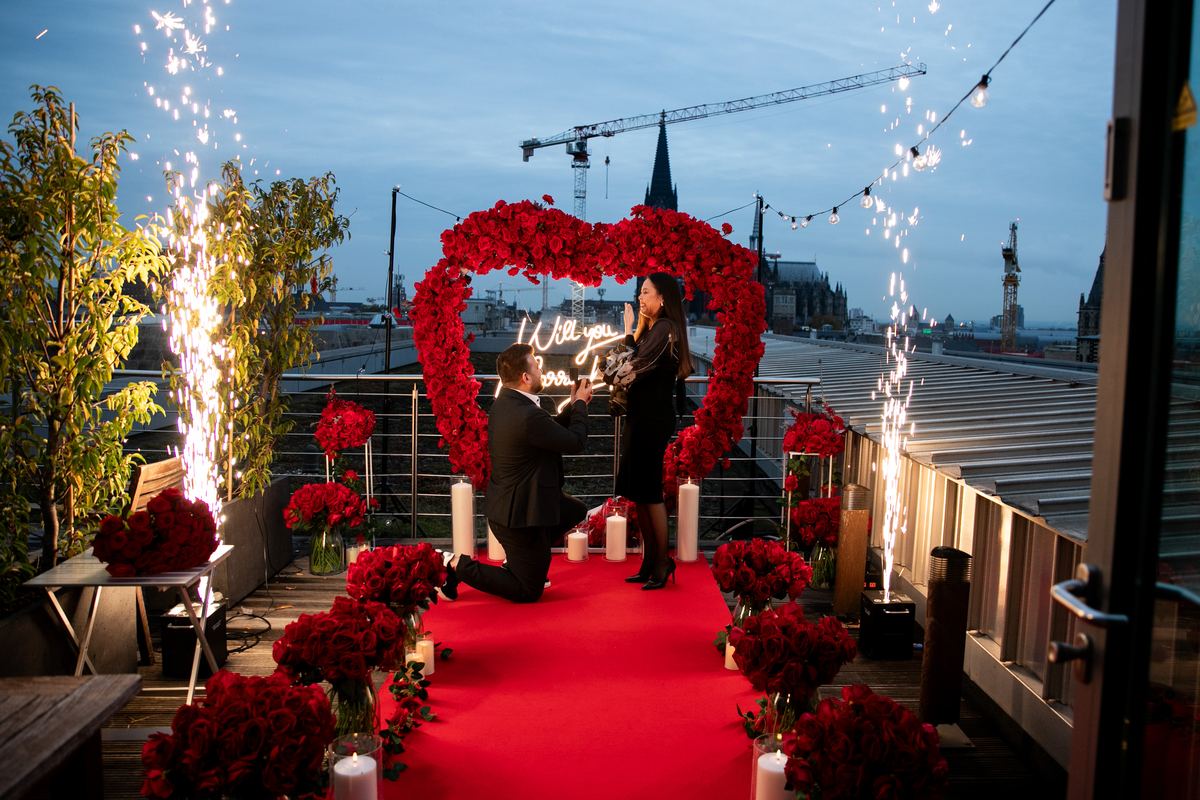 Marriage proposal in Cologne – rooftop with red heart and fireworks at the cathedral