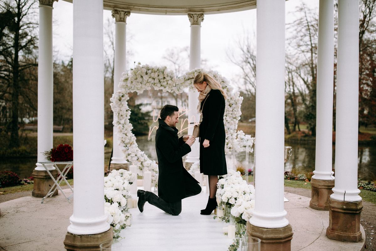 Marriage proposal in Cologne – cathedral rooftop with red roses in the evening