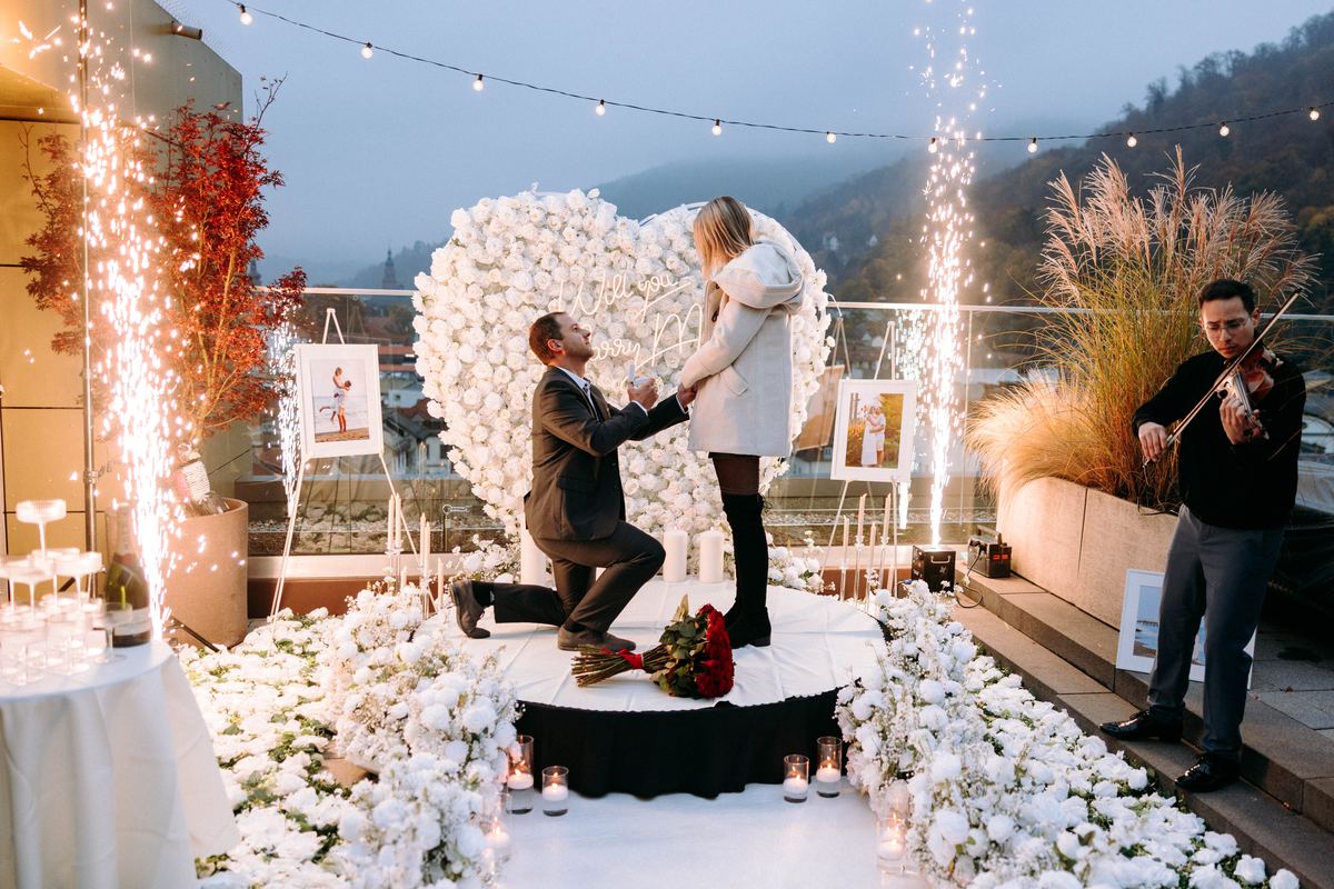 Marriage proposal in Heidelberg on rooftop – white heart with live violinist serenade