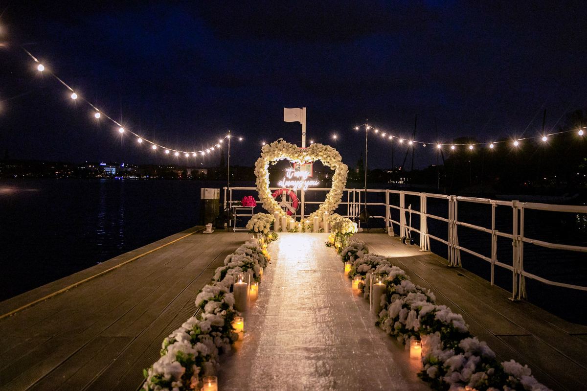 Marriage proposal in Hamburg – Alster lake jetty with white heart and fairy lights at night