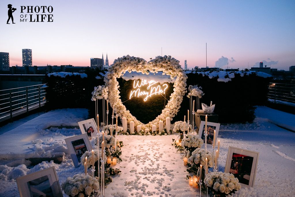 White Elegance winter proposal in Cologne – white heart on rooftop with snow